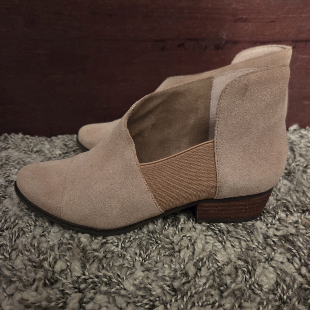 Blondo Izzys Waterproof Genuine Suede‎ Cut Out Block Heel Bootie Size 6 EUC